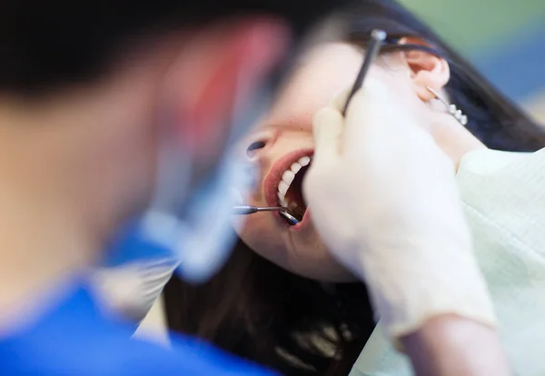 Le patient qui prend soin des dents dans la clinique dentaire — Photo