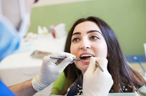 The patient caring for teeth in the dental clinic — Stock Photo, Image