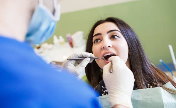 El paciente que cuida los dientes en la clínica dental — Foto de Stock