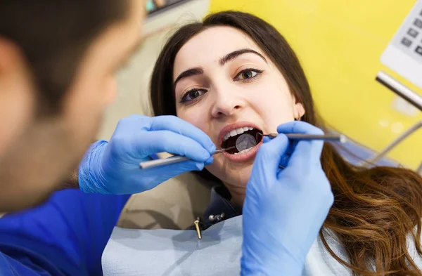 Diş kliniğinde diş bakımı yapılan hasta — Stok fotoğraf