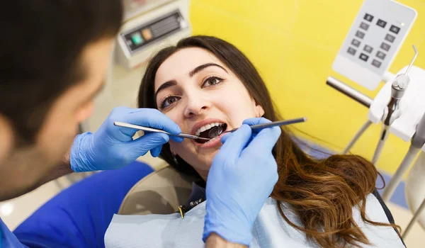 El paciente que cuida los dientes en la clínica dental — Foto de Stock