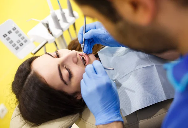 Pacjent opiekujący się zębami w klinice stomatologicznej — Zdjęcie stockowe