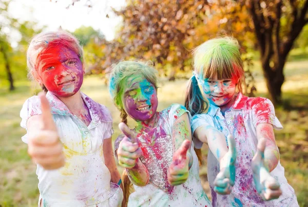 Söt Europeiska barnflickor fira Indian holi festival med färgglad färg pulver på ansikten och kroppen — Stockfoto