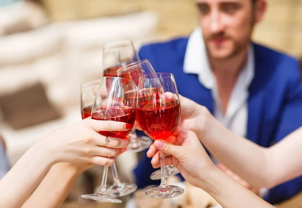 Amigos bebendo vinho no terraço de verão . — Fotografia de Stock