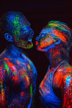 Bir çift aşık flüoresan toz boyalı portresi.