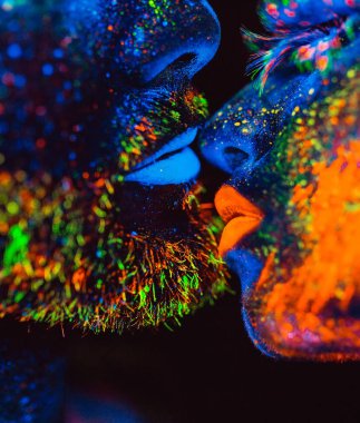 Bir çift aşık flüoresan toz boyalı portresi.