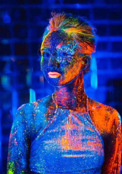 Retrato de una niña pintada en polvo fluorescente — Foto de Stock