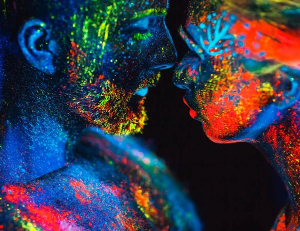 Портрет пари закоханих, пофарбованих у флуоресцентний порошок . — стокове фото