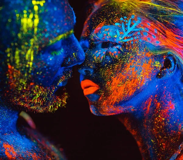 Bir çift aşık flüoresan toz boyalı portresi. — Stok fotoğraf