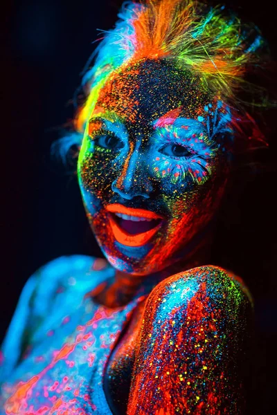 Retrato de una niña pintada en polvo fluorescente . — Foto de Stock