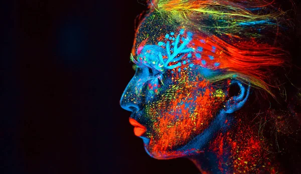 Портрет дівчини, намальованої в флуоресцентному порошку . — стокове фото