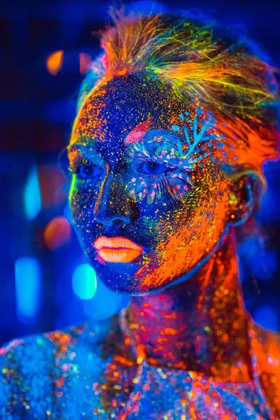 Портрет дівчини, намальованої в флуоресцентному порошку . — стокове фото