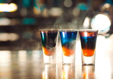 Ahşap barda çok renkli lezzetli çekimler.