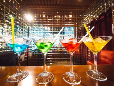 Ahşap barda çok renkli lezzetli kokteyller.