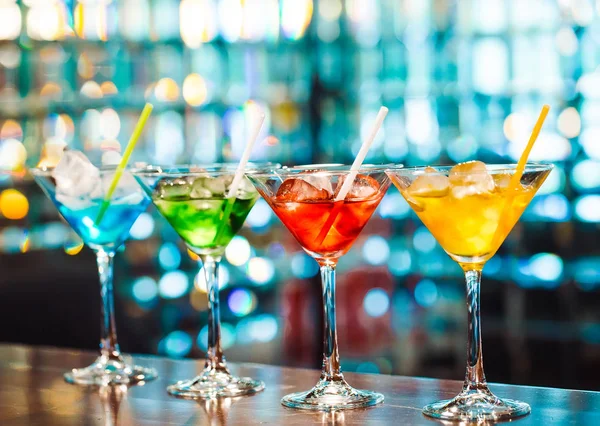 Різнокольорові смачні коктейлі в дерев'яному барі . — стокове фото