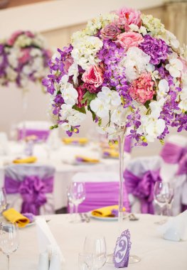 Düğün için hazırlanmış bir masa ya da başka bir akşam yemeği.