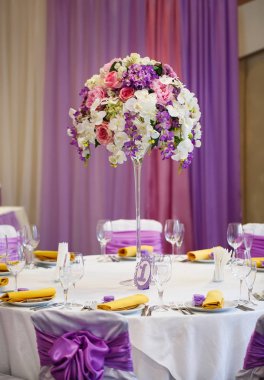 Düğün için hazırlanmış bir masa ya da başka bir akşam yemeği.