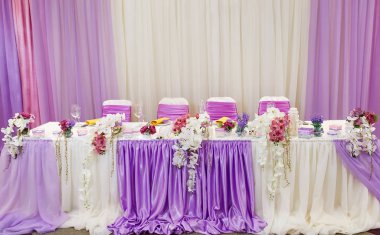 Düğün için hazırlanmış bir masa ya da başka bir akşam yemeği.