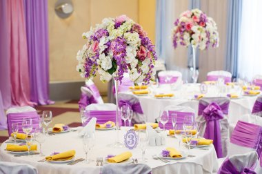 Düğün için hazırlanmış bir masa ya da başka bir akşam yemeği.