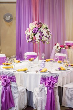 Düğün için hazırlanmış bir masa ya da başka bir akşam yemeği.