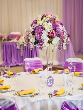 Düğün için hazırlanmış bir masa ya da başka bir akşam yemeği.