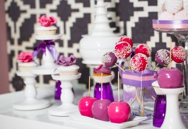 Şeker çubuğu. Düğün günü tatlılar ile Masa