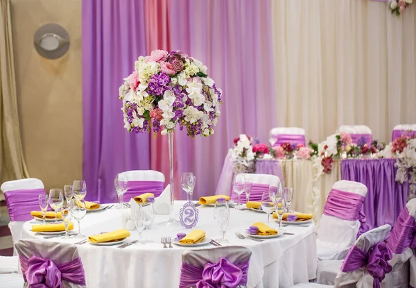 Conjunto de mesa para la boda u otra cena de evento abastecido — Foto de Stock