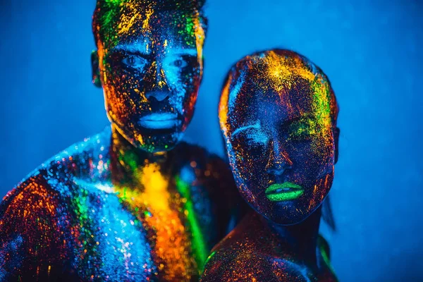 La gente es polvo fluorescente de color. un par de amantes bailando en una discoteca . —  Fotos de Stock