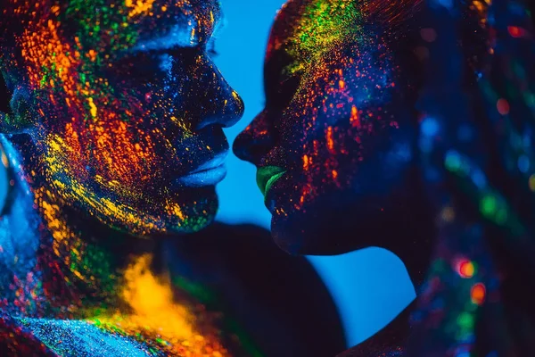 La gente es polvo fluorescente de color. un par de amantes bailando en una discoteca . —  Fotos de Stock