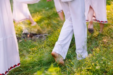 Yaz ortası. Bir grup genç insan yaz ortası şenlikte Slav görünüm