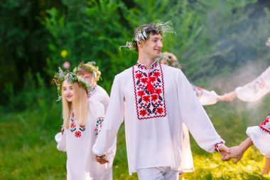 Yaz ortası. Bir grup genç insan yaz ortası şenlikte Slav görünüm