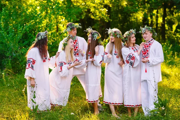 Hochsommer. eine Gruppe junger Menschen slawischen Aussehens bei der Mittsommerfeier — Stockfoto