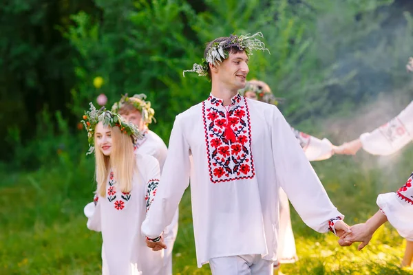 Letní slunovrat. Skupina mladých lidí ze slovanských vystoupení na oslavu letního slunovratu — Stock fotografie