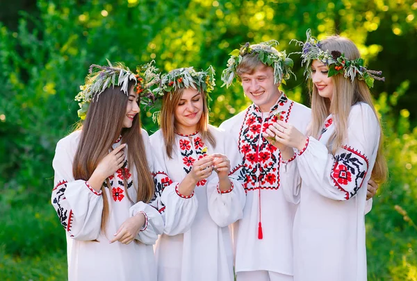 В середине лета. Группа молодых людей славянской внешности на празднике Midsummer — стоковое фото