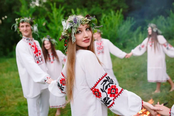 Midsummer. Young people in Slavic clothes revolve around a fire in the Midsummer — Stock Photo, Image