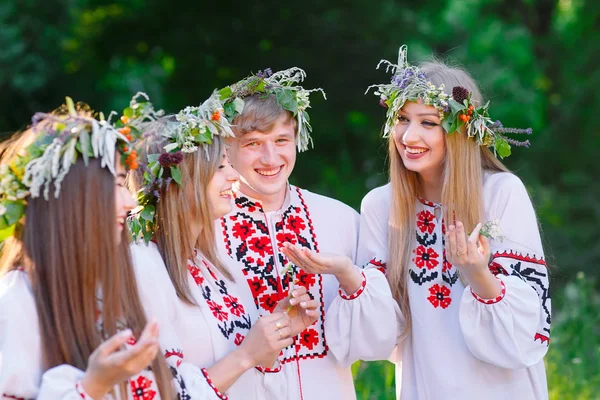 Hochsommer. eine Gruppe junger Menschen slawischen Aussehens bei der Mittsommerfeier — Stockfoto