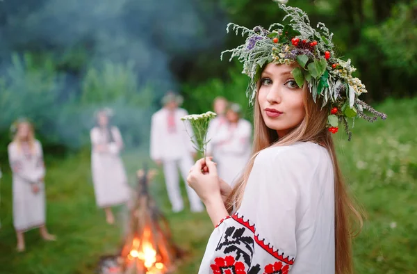Hochsommer. Porträt eines schönen Mädchens in slawischer Kleidung am Feuer — Stockfoto