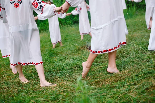 Midsommar. En grupp av ungdomar av slaviska utseende vid firandet av midsommar — Stockfoto