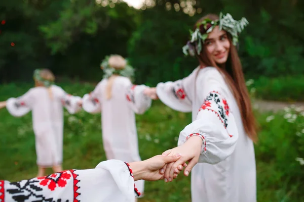 Yaz ortası. Slav giysili gençler Yaz ortasında bir ateş etrafında döner — Stok fotoğraf