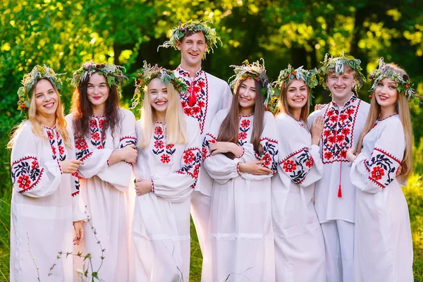 Midsommar. En grupp av ungdomar av slaviska utseende vid firandet av midsommar — Stockfoto