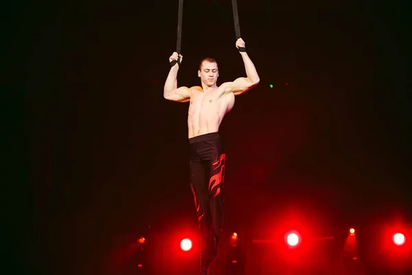 Acrobatはサーカスで難しいトリックを実行します. — ストック写真