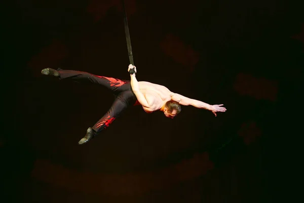 Acrobat joue un tour difficile dans le cirque . — Photo