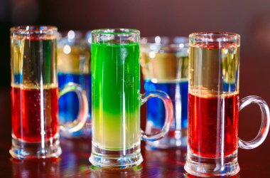 Bara ateş edildi. bar tezgahında renkli kokteyller