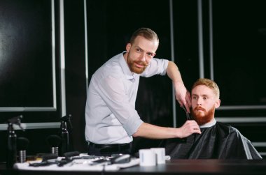 Kendine güvenen adam ziyaret kuaförü Kuaför Dükkanı.