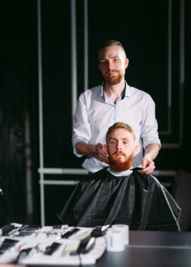 Kendine güvenen adam ziyaret kuaförü Kuaför Dükkanı.