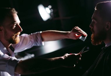 Kendine güvenen adam ziyaret kuaförü Kuaför Dükkanı.