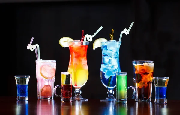 Siyah arka plan üzerinde bar sayacı üzerinde kokteyller — Stok fotoğraf