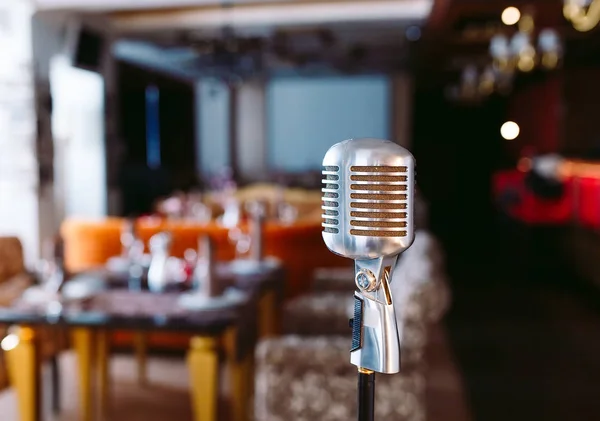 Micrófono de karaoke retro en un fondo de restaurante — Foto de Stock
