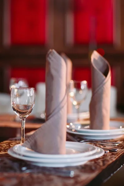 Tisch gedeckt. Restauranttischservice auf dem schwarzen Tisch — Stockfoto