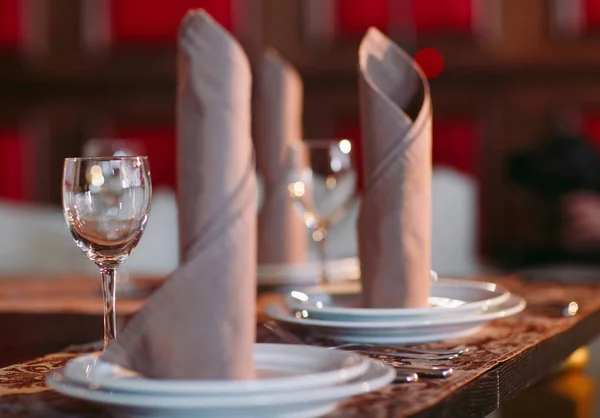 Tisch gedeckt. Restauranttischservice auf dem schwarzen Tisch — Stockfoto